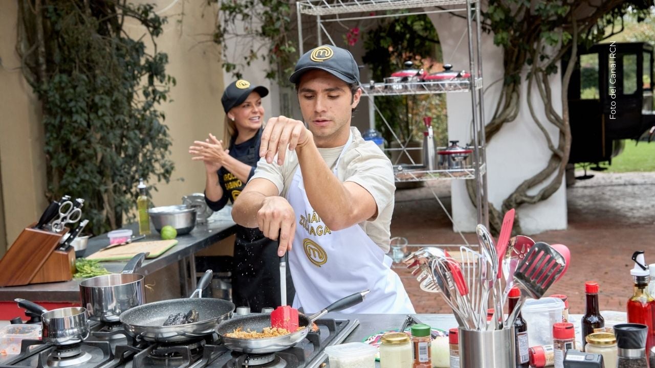 Julián Zuluaga cocinando en MasterChef Celebrity 2025 Julián Zuluaga cocinando en MasterChef Celebrity 2025