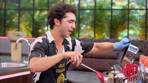Julián Zuluaga cocinando en MasterChef Celebrity 2025