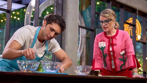 Julián Zuluaga escucha la retroalimentación del jurado en MasterChef Celebrity