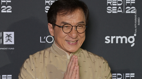 Jackie Chan donará toda su fortuna a la caridad y deja sin herencia a su hijo.