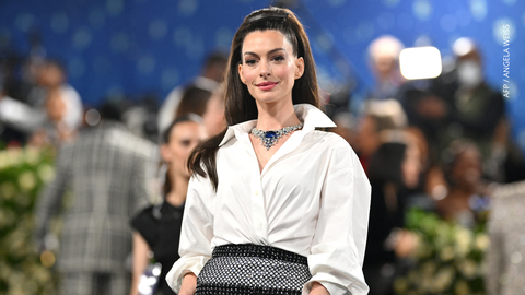Anne Hathaway llega a la Met Gala 2025 en el Museo Metropolitano de Arte.
