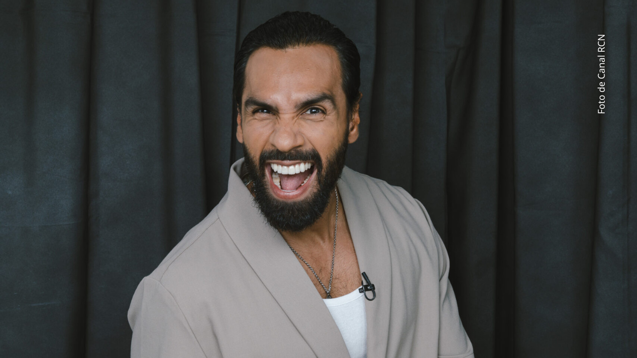 Salomón Bustamante posa a la cámara sonriente.