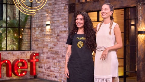 Valentina Taguado de MasterChef Celebrity revela cómo es la casa de Claudia Bahamón y la presentadora le regala ropa.