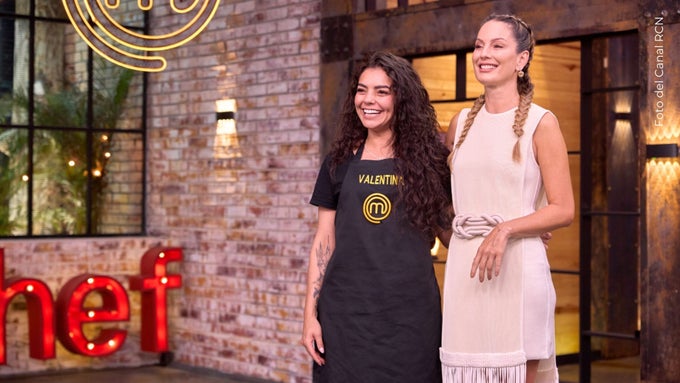 Valentina Taguado revela cómo es la casa de Claudia Bahamón Valentina Taguado de MasterChef Celebrity revela cómo es la casa de Claudia Bahamón y la presentadora le regala ropa.