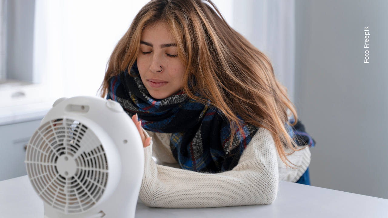 Dormir con ventilador encendido puede esparcir polvo y alérgenos.