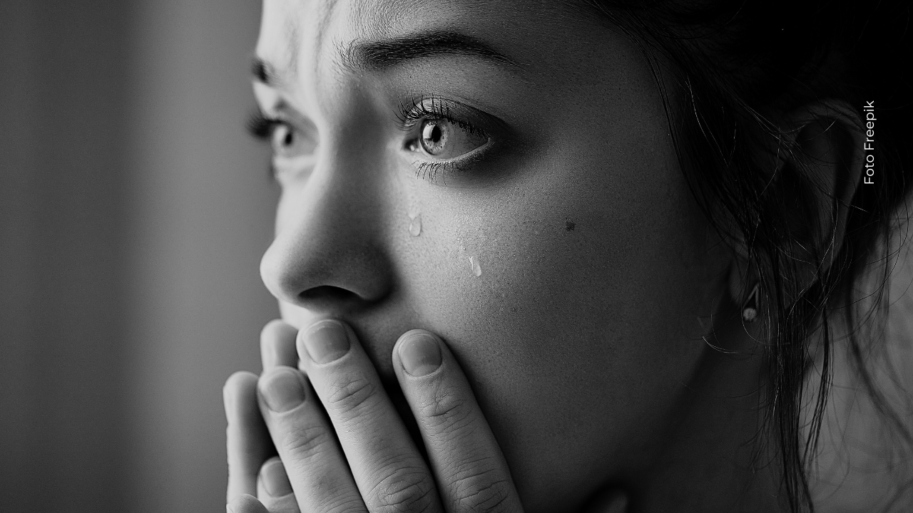 Mujer llorando Mujer llorando