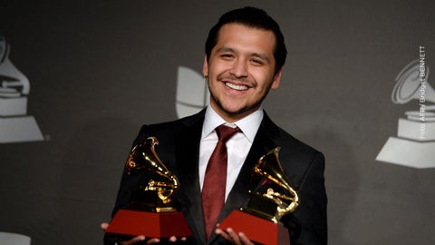 Christian Nodal posando con dos galardones en los Premios Grammy Latinos 2019