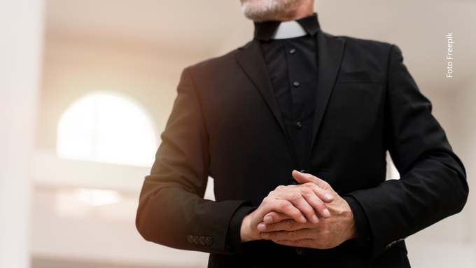 La fe en debate: un pastor asegura que Dios le ordenó pedir un terreno como donación. La fe en debate: un pastor asegura que Dios le ordenó pedir un terreno como donación.