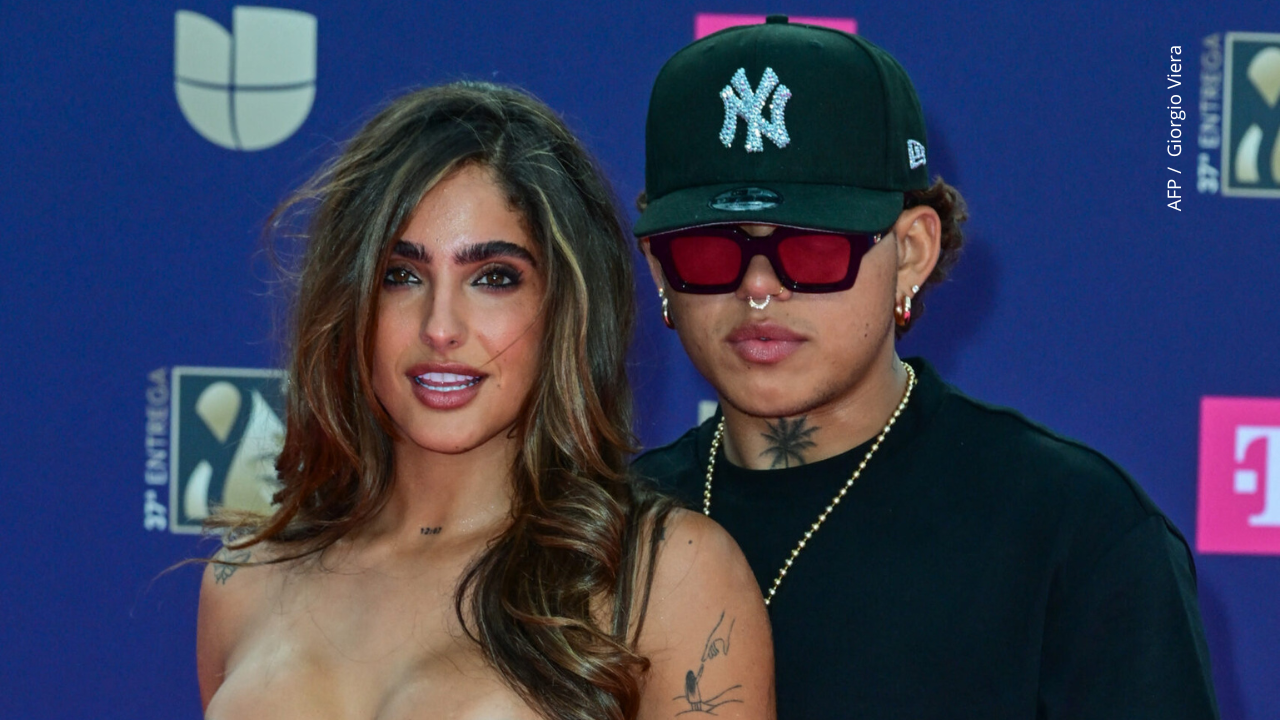 Isabella Ladera y el cantante colombiano Beele llegan al 37° Premio Lo Nuestro de Univision en el Kaseya Center.