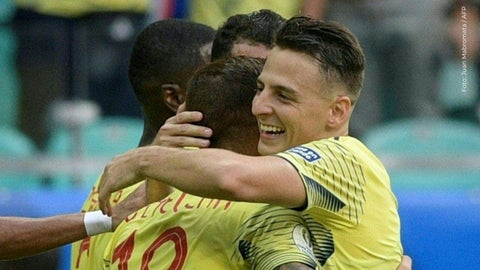 Santiago Arias y su esposa enternecieron con una emotiva foto después del triunfo de la Selección.
