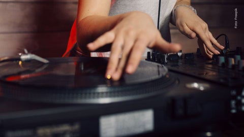 Mujer se vuelve DJ a los 81 años tras la muerte de su esposo