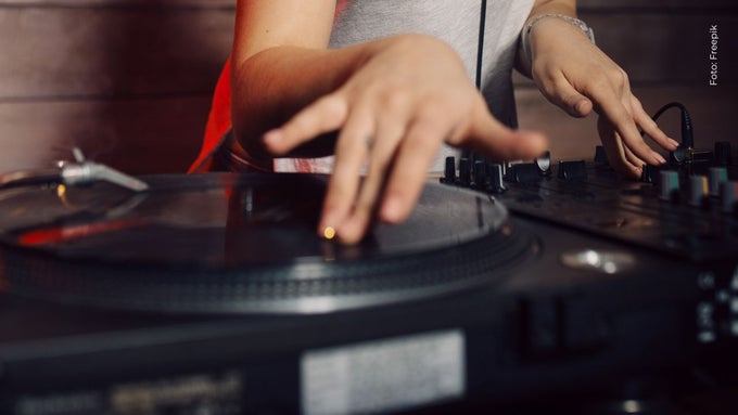 Mujer se vuelve DJ a los 81 años tras la muerte de su esposo