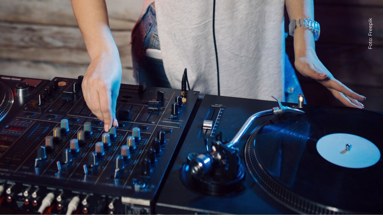 Mujer se vuelve DJ a los 81 años tras la muerte de su esposo