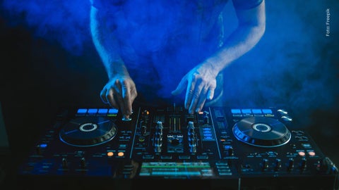 Mujer se vuelve DJ a los 81 años tras la muerte de su esposo