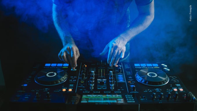 Mujer se vuelve DJ a los 81 años tras la muerte de su esposo