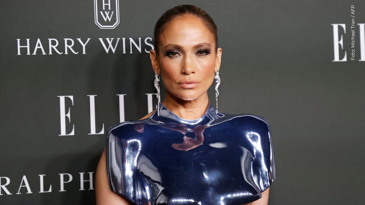 Jennifer Lopez deslumbra con vestido floral