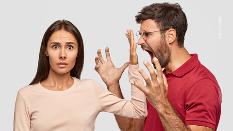 El silencio puede ocultar miedo al rechazo y necesidad de complacer a los demás.