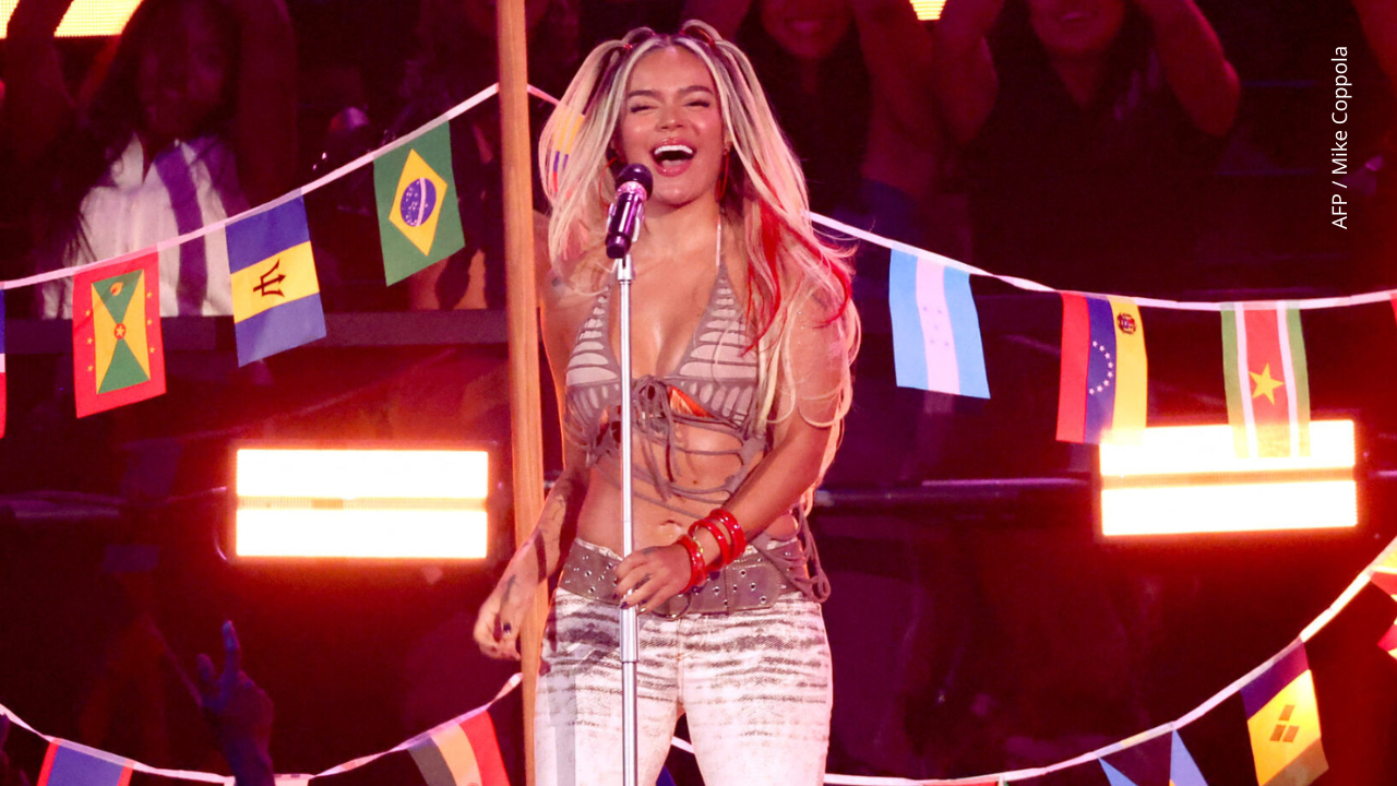 Karol G se presenta en el escenario durante los MTV Video Music Awards 2024