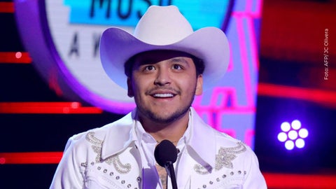 Christian Nodal, recibiendo su premio durante los Latin American Music Awards 2019