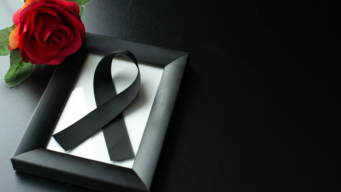 Influencer brasileña fue hallada sin vida en extrañas circunstancias Rosa roja y cinta negra de luto.