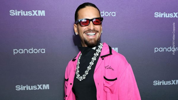 Maluma fue detenido por tránsito en Medellín mientras estrenaba su único y nuevo Ferrari | VIDEO