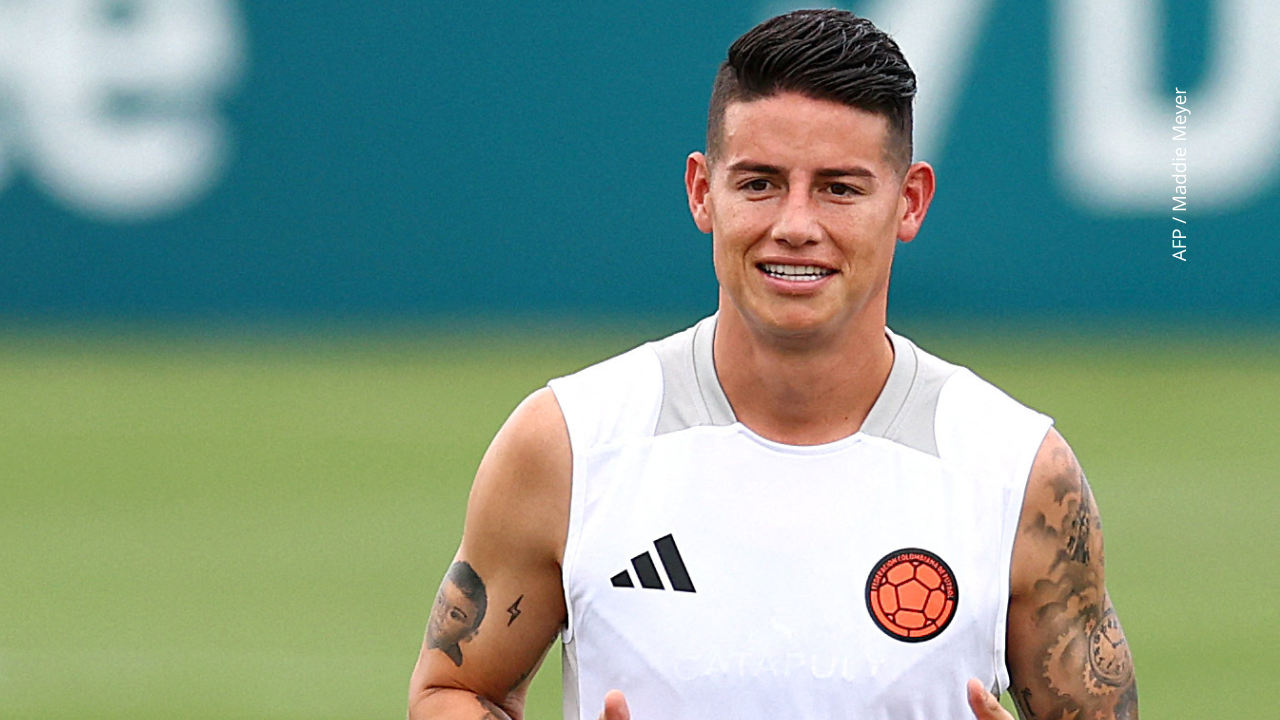 James Rodríguez #10 de Colombia observa durante una sesión de entrenamiento antes del partido final contra Argentina.