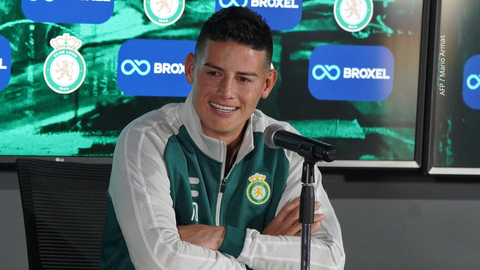 James Rodríguez hace un gesto durante una conferencia de prensa después de su primer día de entrenamiento con el León de México.