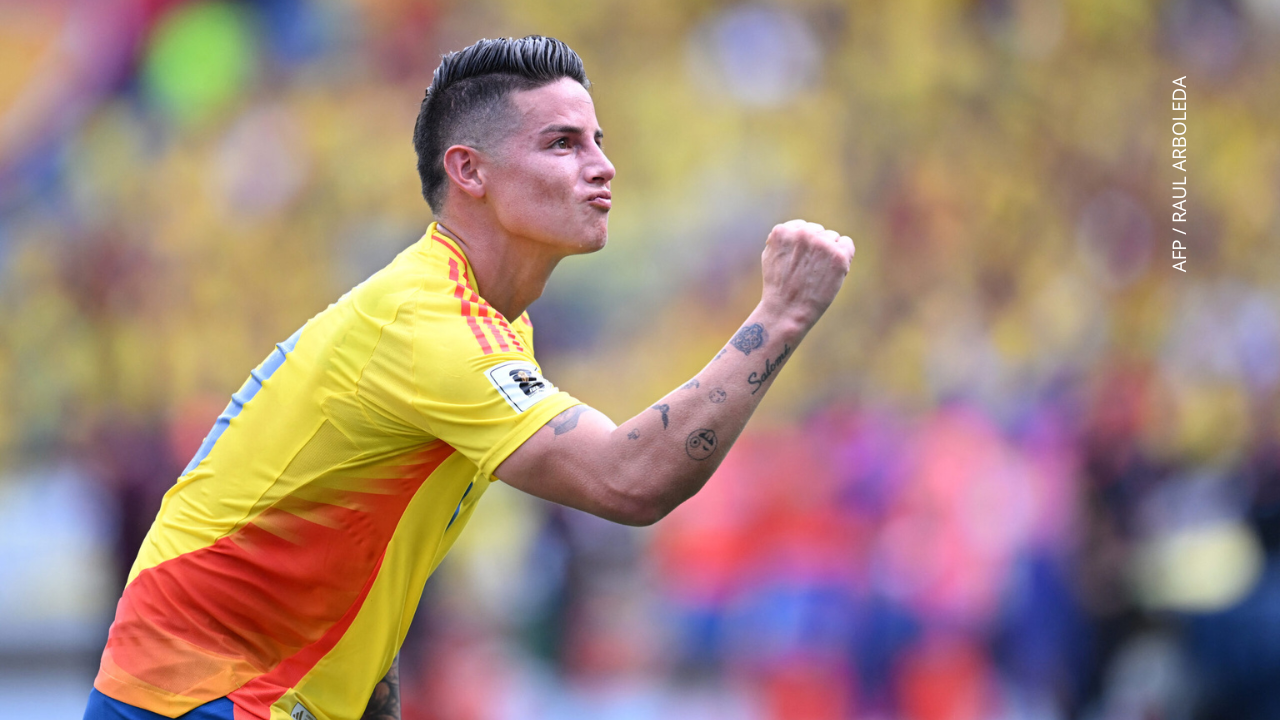 James Rodríguez celebra el primer gol de su equipo anotado por su compañero el defensa Yerson Mosquera.