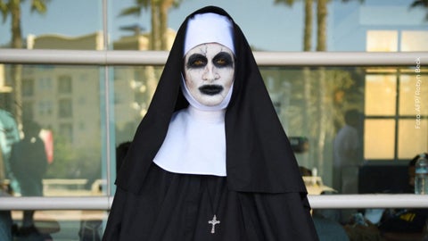 Devan Blake vestido como Valak de "El Conjuro'