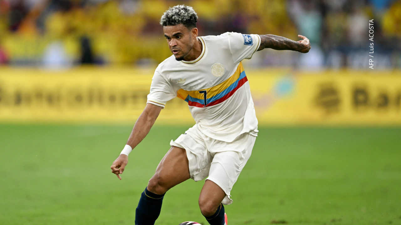 Luis Díaz controla el balón durante el partido de fútbol de las eliminatorias sudamericanas al Mundial de la FIFA 2026.