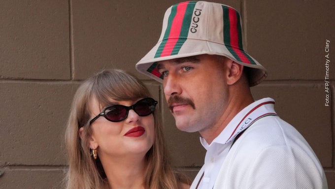 Taylor Swift y Travis Kelce durante la final masculina entre el estadounidense Taylor Fritz y el italiano Jannik Sinner en el decimocuarto día del Abierto de Estados Unidos Taylor Swift y Travis Kelce asisten a la final masculina entre el estadounidense Taylor Fritz y el italiano Jannik Sinner en el decimocuarto día del Abierto de Estados Unidos