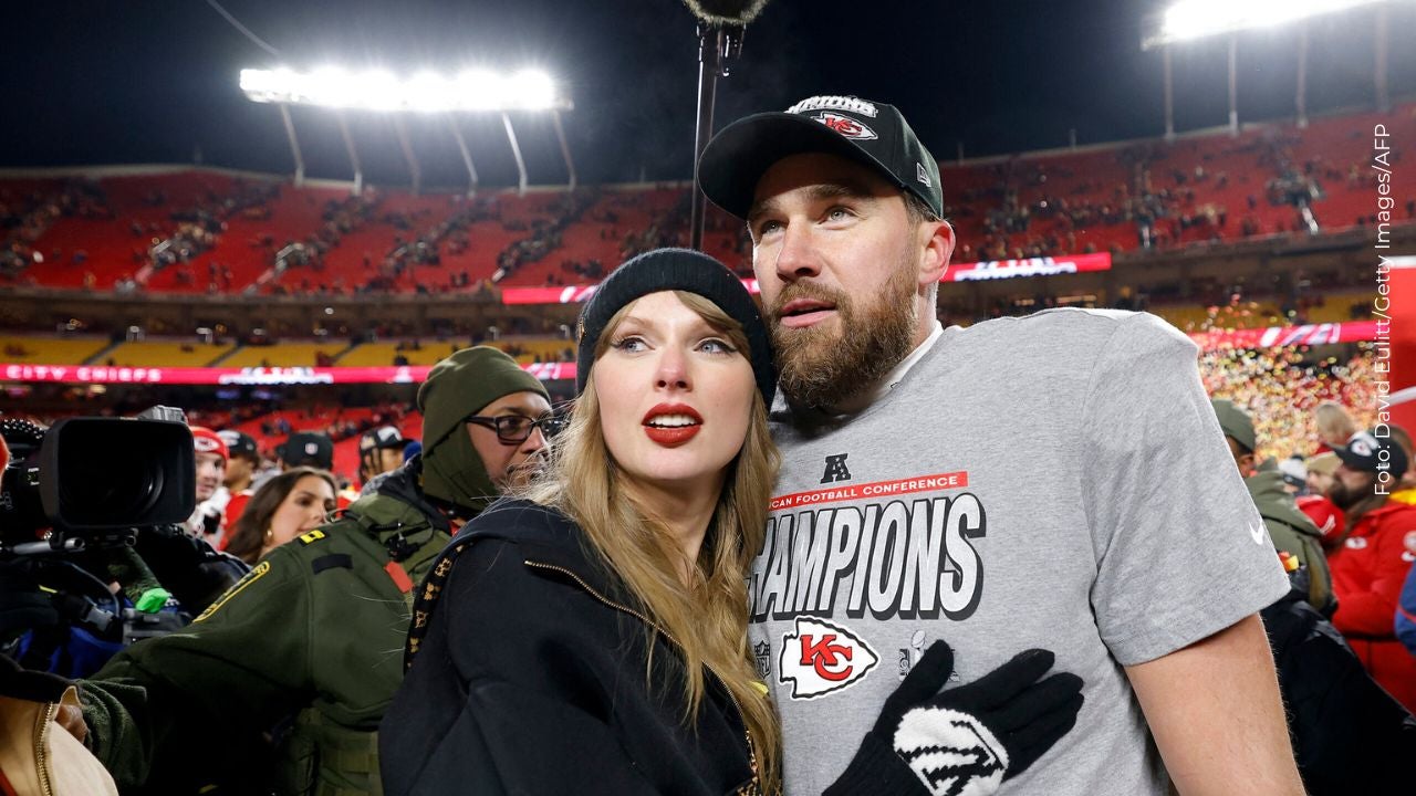 Taylor Swift y Travis Kelce celebran que los Kansas City Chiefs derrotaron a loscBuffalo Bills 32-29 en el Juego de Campeonato de la AFC en el GEHA Field