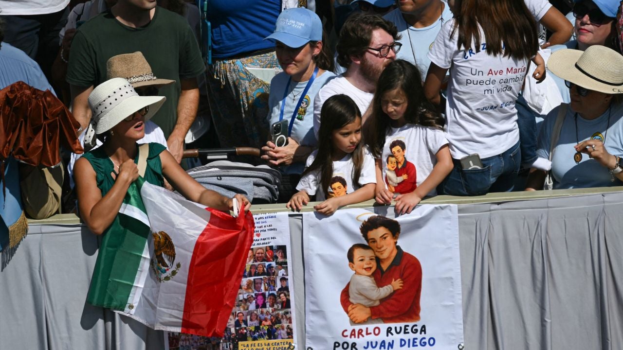 Decenas de miles de personas acompañaron la ceremonia de canonización de Carlo Acutis presidida por el papa Leon XIV