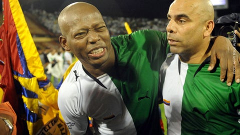 Faustino Asprilla junto al Chicho Serna en el partido de su jubilación como futbolista