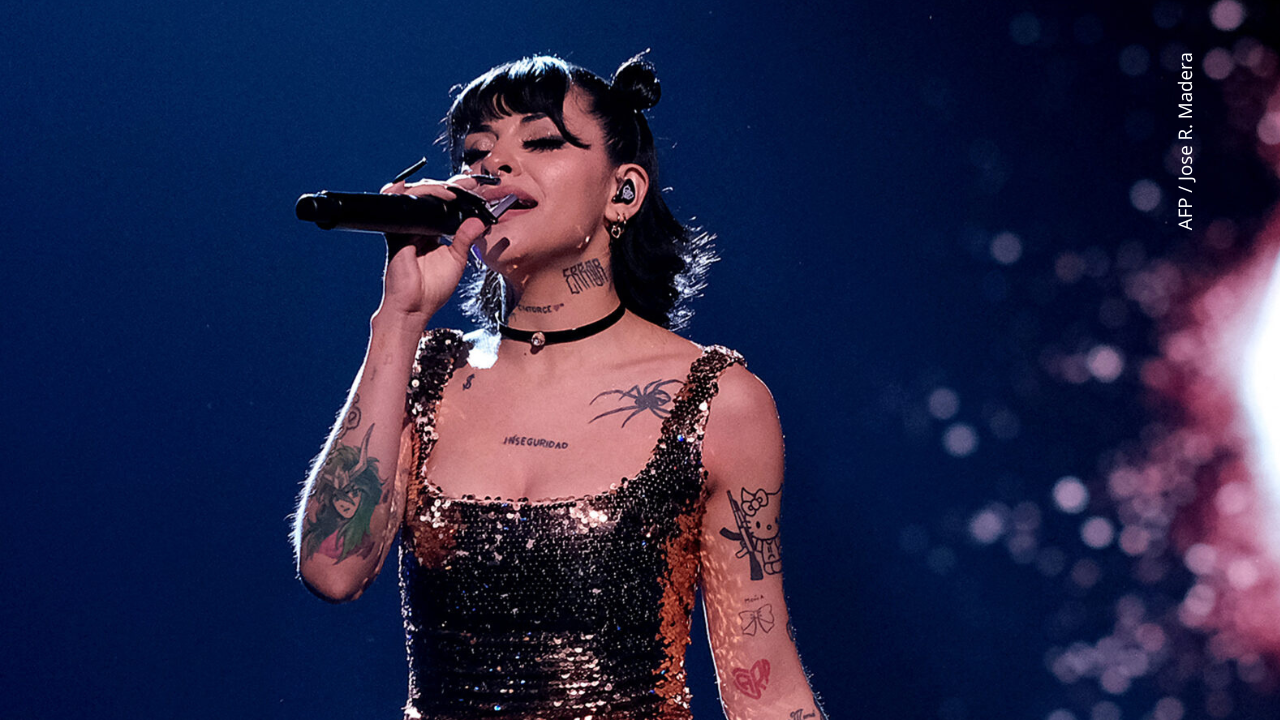 Cazzu se presenta durante los Premios Juventud 2022.