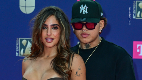 Isabella Ladera (izq.) y el cantante colombiano Beele llegan al 37° Premio Lo Nuestro de Univision