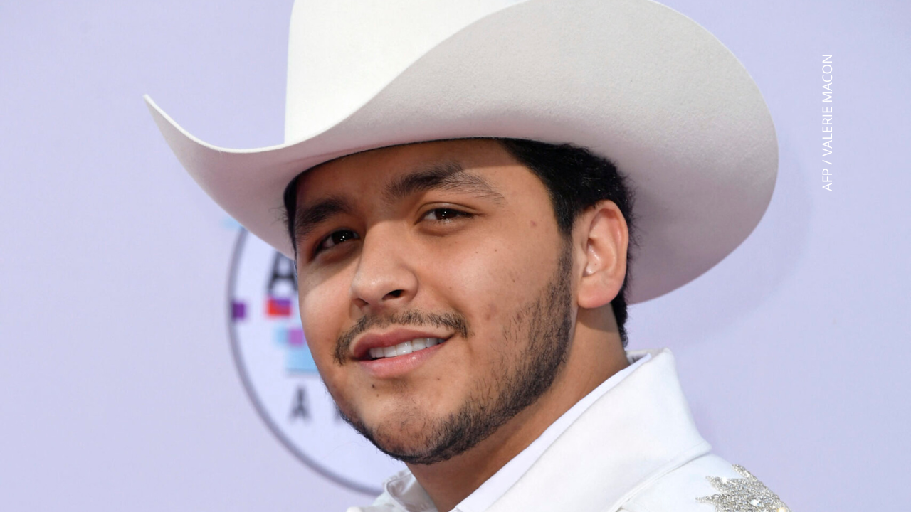 Christian Nodal acepta el premio al Mejor Álbum Ranchero/Mariachi en el escenario durante la 23.ª edición de los Premios Grammy Latinos.