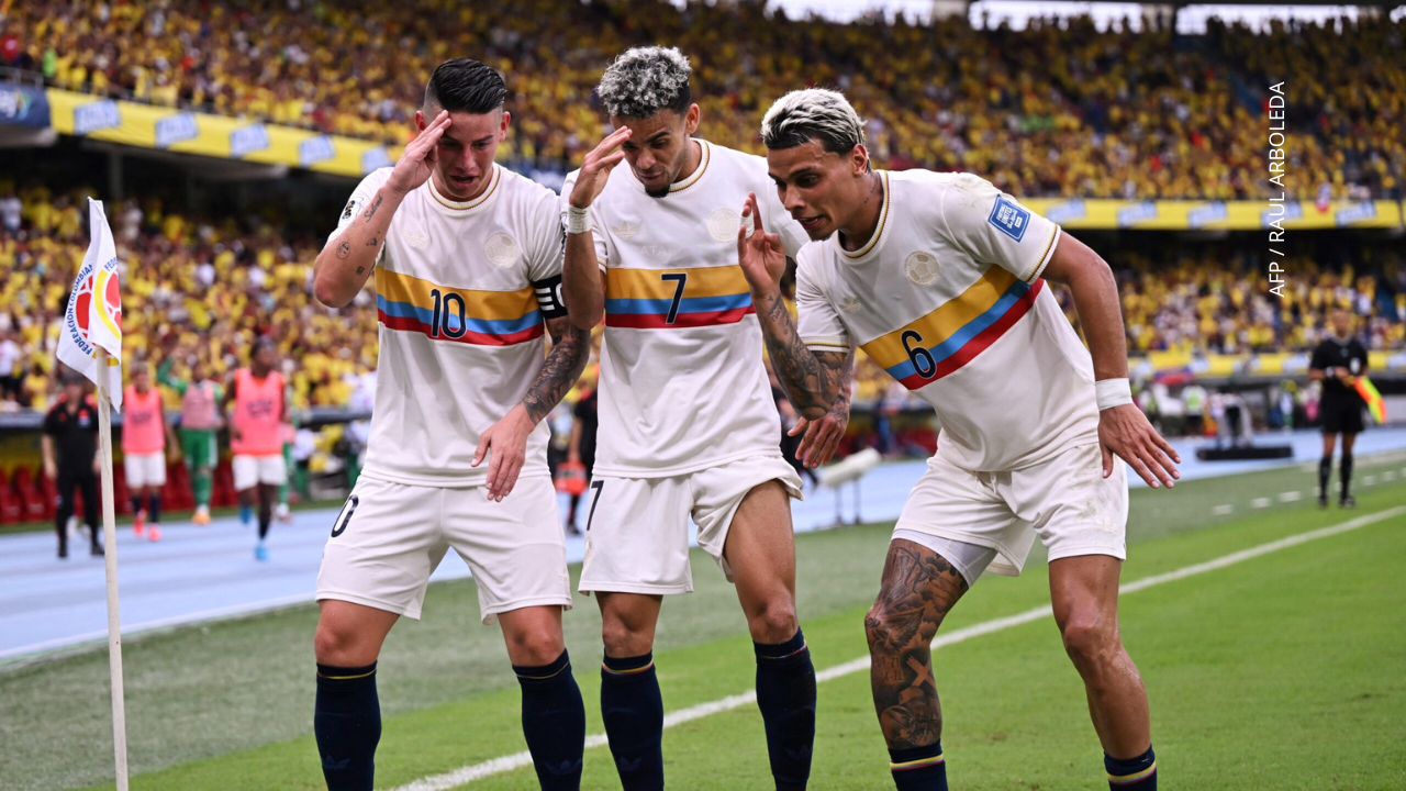 Luis Díaz celebra con James Rodríguez y Richard Ríos después de anotar un gol.
