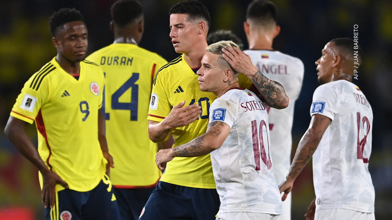 James Rodríguez (C) saluda al mediocampista venezolano Yeferson Soteldo al término de la Copa Sudamericana de la Copa Mundial de la FIFA 2026.