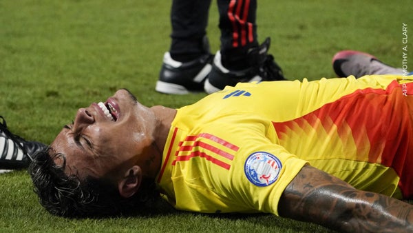 Le lanzaron botella a Richard Ríos en partido contra Venezuela: así reaccionó Le lanzaron botella a Richard Ríos en partido contra Venezuela: así reaccionó