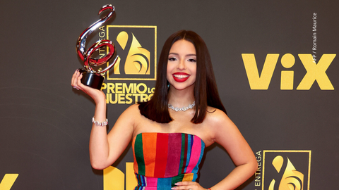 Ángela Aguilar posa con el premio a la Canción Mariachi/Ranchera del Año durante la 36ª edición de Premio Lo Nuestro de Univision.