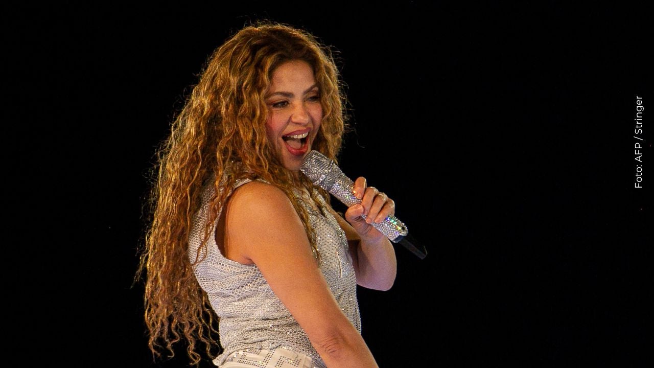 Shakira cantando en Bogotá en la gira de su tour 'Las Mujeres ya no Lloran' en 2025
