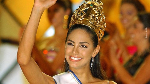 Valerie Domínguez la noche de su coronación como Señorita Colombia 2005