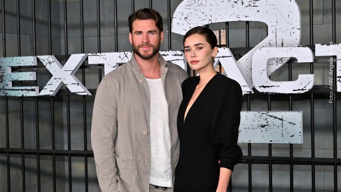 Liam Hemsworth y Gabriella Brooks posan para el estreno de estreno de "Extraction 2"