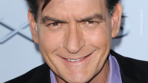 Charlie Sheen fue el actor mejor pagado de la TV, pero los excesos lo llevaron a perderlo todo. Hoy busca renacer a los 60.