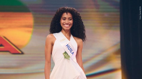 Adriana Lucía Risco, Miss Huila, aseguró que gracias a la oración su padre se alivió. Foto: Canal RCN