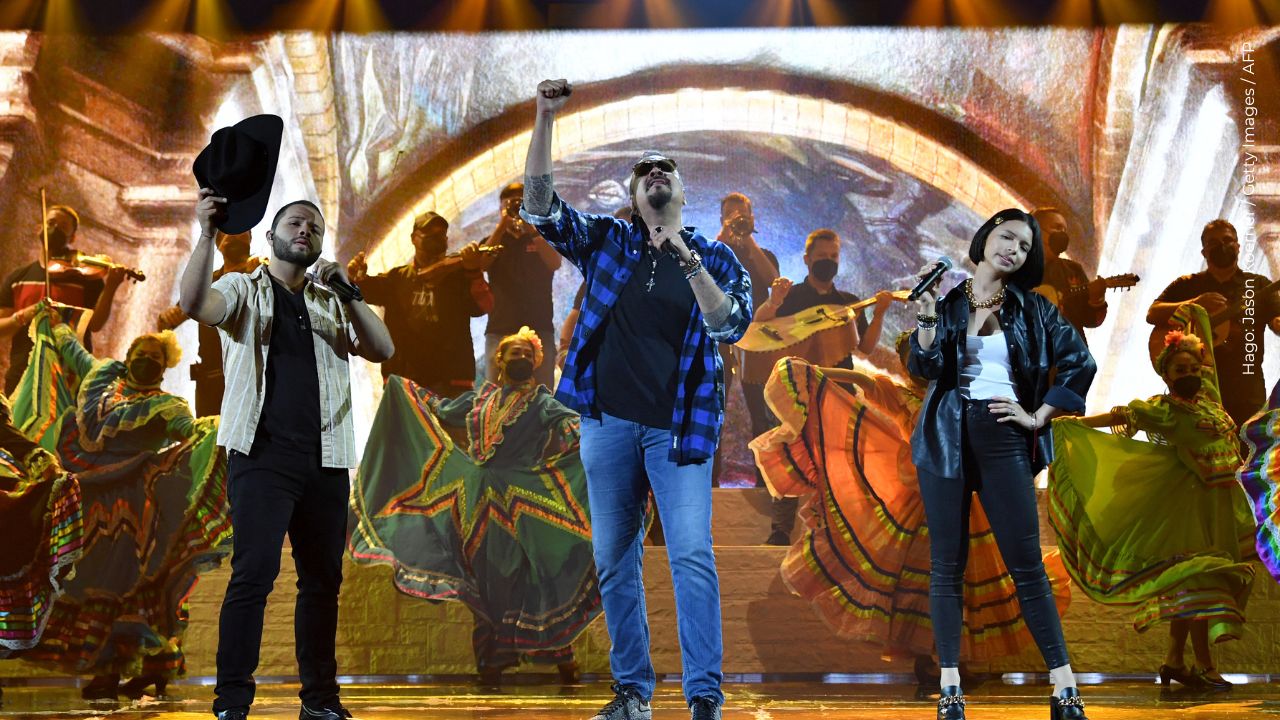 ¿Leonardo Aguilar se burla de su hermano Emiliano en pleno concierto?