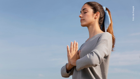 Mujer meditando.