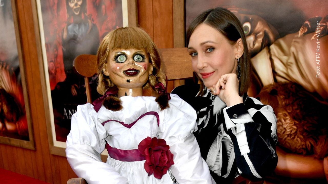 Vera Farmiga y la muñeca Annabelle de 'El Conjuro'