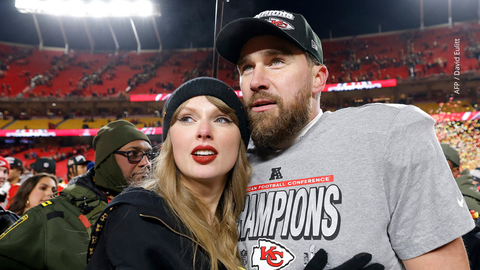 Taylor Swift celebra con Travis Kelce después de derrotar a los Buffalo Bills 32-29 en el Juego de Campeonato de la AFC.